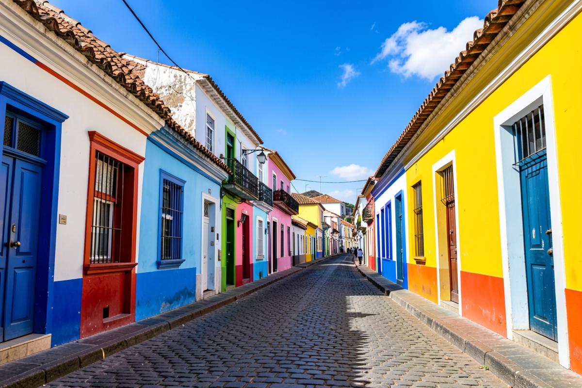 Rua colorida do Pelourinho, centro histórico de Salvador
